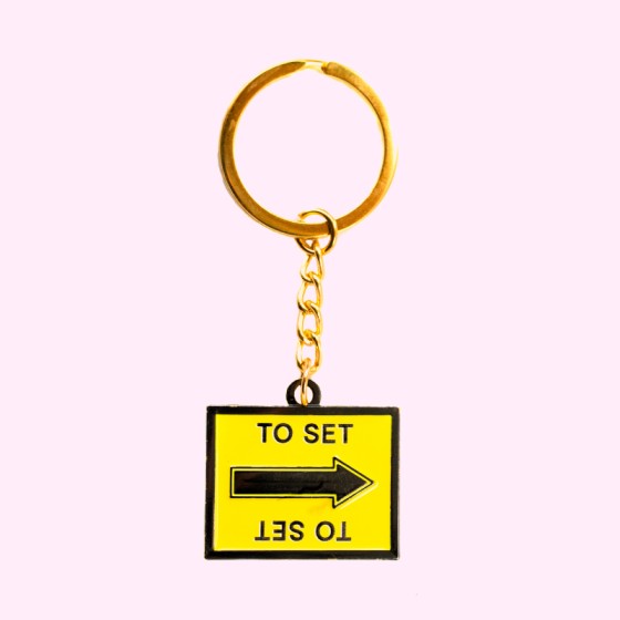 To Set black and yellow film arrow location sign keychain 